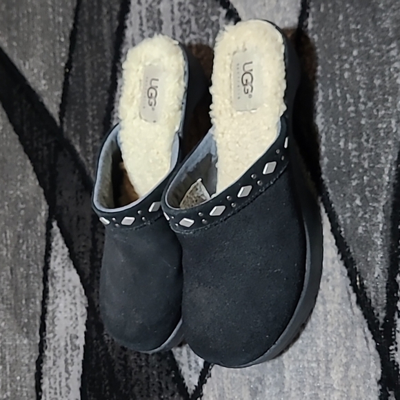 UGG LEATHER SHEEPSKIN STUDDED HEEL CLOGS - Picture 3 of 12